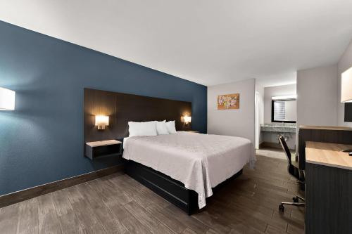 Sky-Palace Inn & Suites Laredo - image 10
