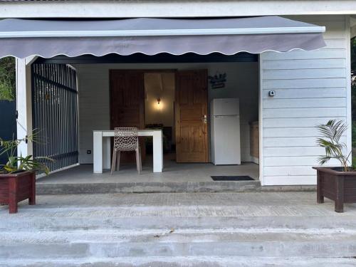 Papillon Sainte-Anne Bungalow, Guadeloupe in บัว โฌลอง