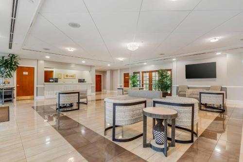 大堂, Clarion Hotel & Conference Center Toms River in 湯姆斯河