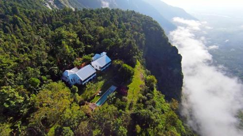 Exterior view of Isla's Ridge - A CGH Earth SAHA Experience