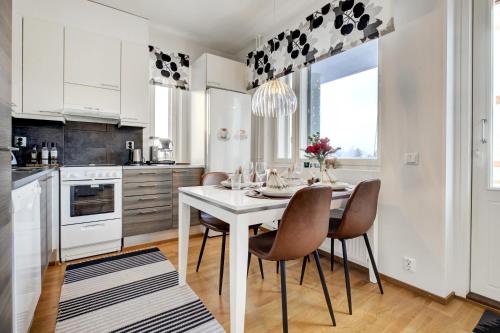 Adorable Arctic Apartments - Private Sauna & Free Parking 2