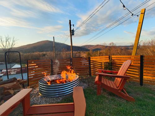 Small Town Mountain Side Home Close to Nature and Parks in Jellico (TN)