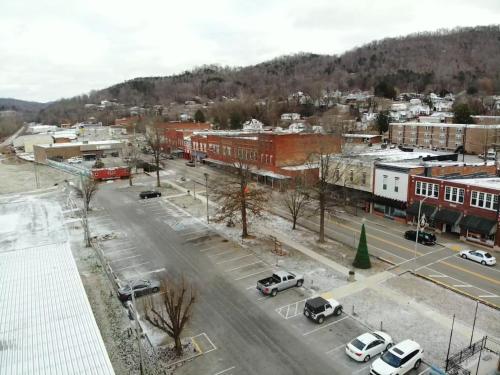 Small Town Mountain Side Home Close to Nature and Parks in Jellico (TN)