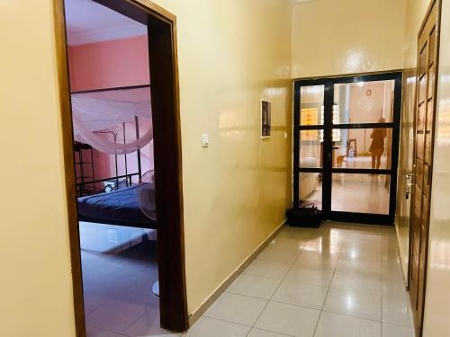 Chambre avec salle de bain privative proche de la plage et de Saly in 姆布爾