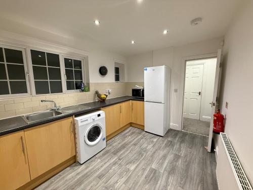 Newly renovated 5 bedroom house gîte à louer Newcastle Airport Metro