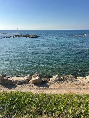 Pantai, בקתת הקיסרית in Caesarea