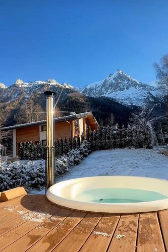 Appartement de Luxe avec Jacuzzi, Vue Montagne et Jardin – khách sạn tại Le Cry