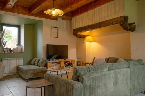 Grand gîte en Aveyron, 10 couchages 3 étoiles linge en option (Grand gite en Aveyron, 10 couchages 3 etoiles linge en option) in Salles-Courbaties
