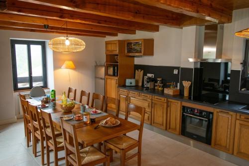 Grand gîte en Aveyron, 10 couchages 3 étoiles linge en option (Grand gite en Aveyron, 10 couchages 3 etoiles linge en option) in Salles-Courbaties
