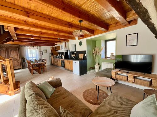 Grand gîte en Aveyron, 10 couchages 3 étoiles linge en option (Grand gite en Aveyron, 10 couchages 3 etoiles linge en option) in Salles-Courbaties