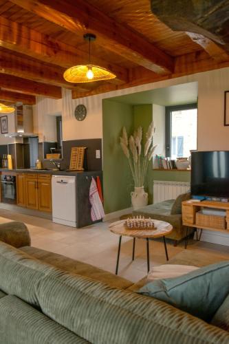 Grand gîte en Aveyron, 10 couchages 3 étoiles linge en option (Grand gite en Aveyron, 10 couchages 3 etoiles linge en option) in Salles-Courbaties