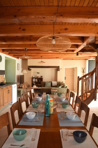 Grand gîte en Aveyron, 10 couchages 3 étoiles linge en option (Grand gite en Aveyron, 10 couchages 3 etoiles linge en option) in Salles-Courbaties