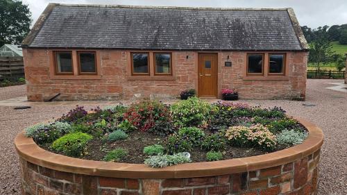 Country cottage with garden, views & games room in Каррузерстаун