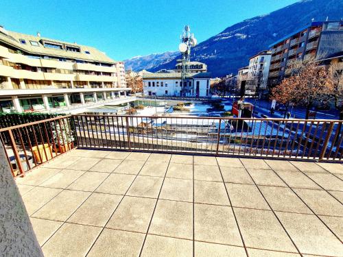 Zero Distance - 60 Steps to trains stations & Huge Terrace with Mountains View