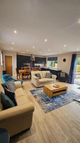 Cosy wee cottage -modern, open plan, parking, EV in Каррузерстаун