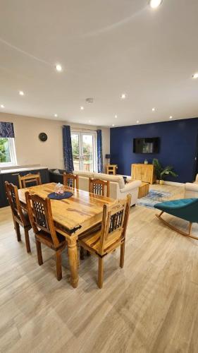 Cosy wee cottage -modern, open plan, parking, EV in Каррузерстаун