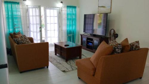 3 BR Hilltop Bliss Minutes drive to the beach – khách sạn tại Gros Islet
