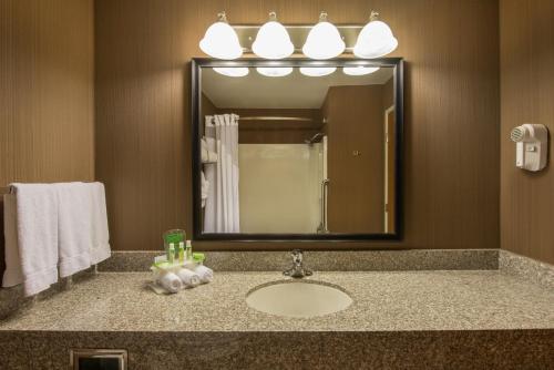 Holiday Inn Express & Suites Douglas an IHG Hotel - image 14