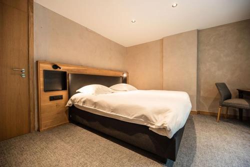 1 queen bed, 1 sofa bed