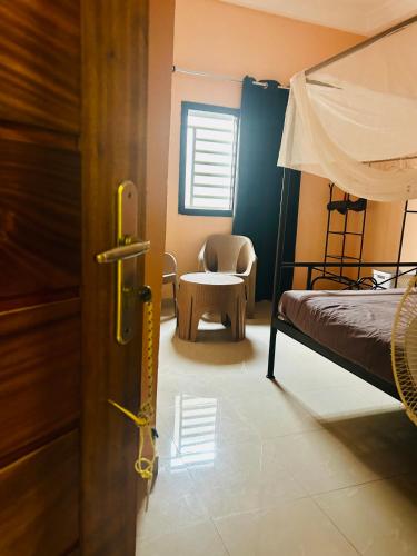 Chambre avec sa salle de bain proche de la plage et de saly – khách sạn tại Mbour
