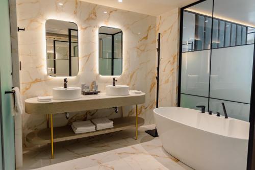 room detail thumbnail 2