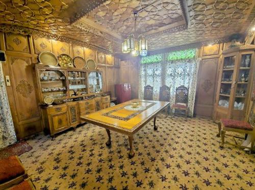 Cheetah Palace - image 4