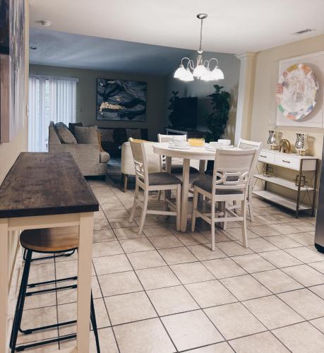 3 Bedroom Townhouse Near SGMC & Downtown Sleeps 10 in 華爾多斯塔
