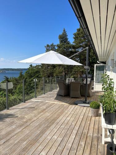 Charming waterfront house in Mosshed