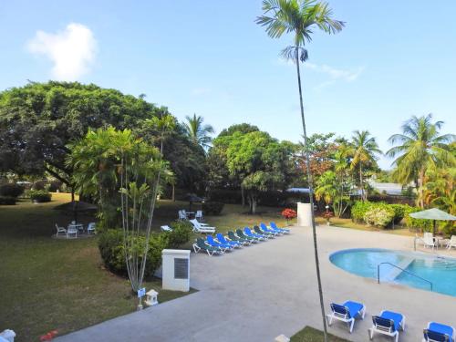 Golden Gem Cosy Apartment with pool & garden view - image 2