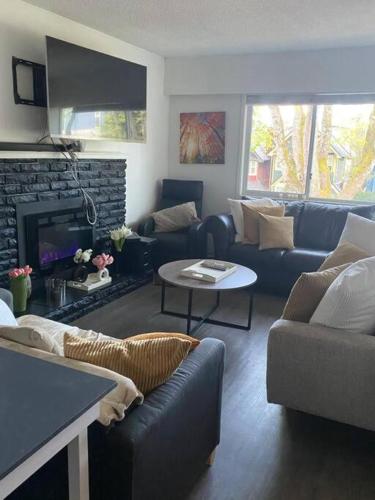Quiet-comfy 3 bedroom house on a tree lined street in Kitsilano – khách sạn tại Kitsilano