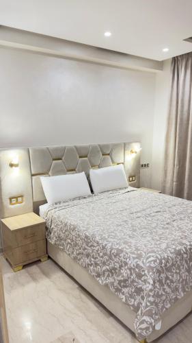 1 queen bed, 2 sofa beds