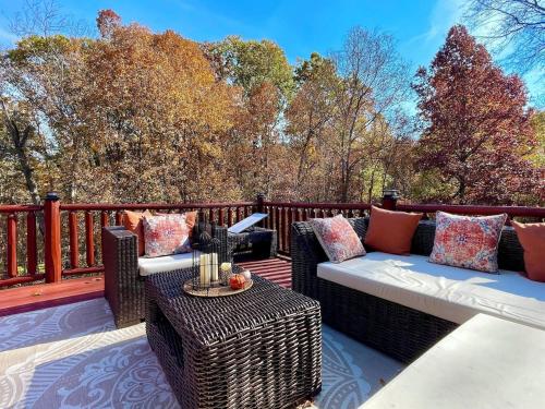 Breath of Heaven Cabin- Hot Tub, Deck, Pond, PETS in New Plymouth (OH)
