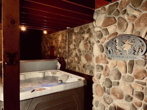 Breath of Heaven Cabin- Hot Tub, Deck, Pond, PETS in New Plymouth (OH)