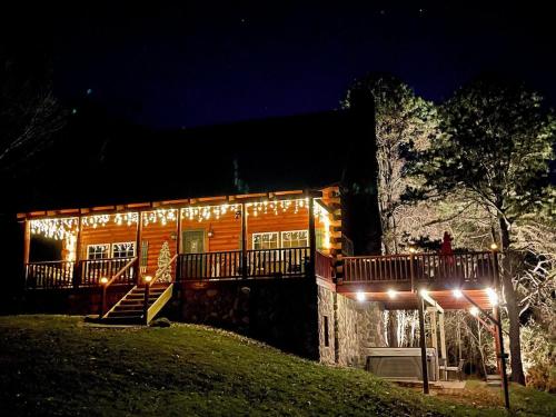 Breath of Heaven Cabin- Hot Tub, Deck, Pond, PETS in New Plymouth (OH)