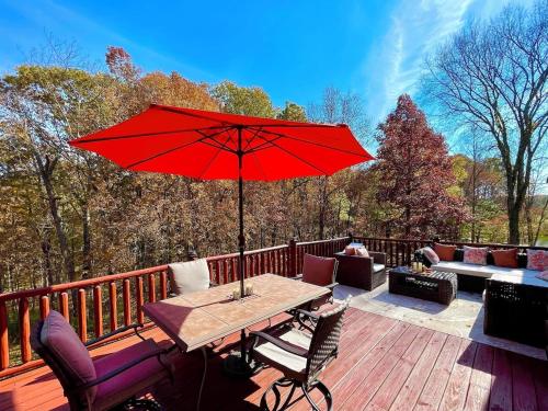 Breath of Heaven Cabin- Hot Tub, Deck, Pond, PETS in New Plymouth (OH)