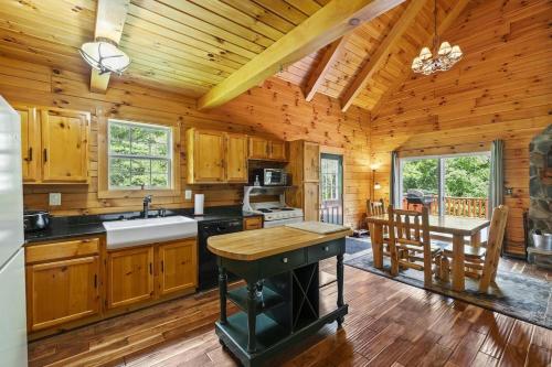 Breath of Heaven Cabin- Hot Tub, Deck, Pond, PETS in New Plymouth (OH)