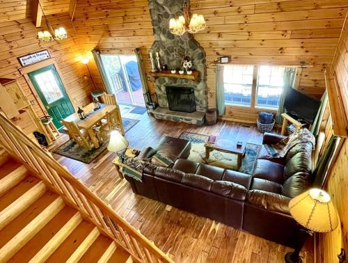 Breath of Heaven Cabin- Hot Tub, Deck, Pond, PETS in New Plymouth (OH)