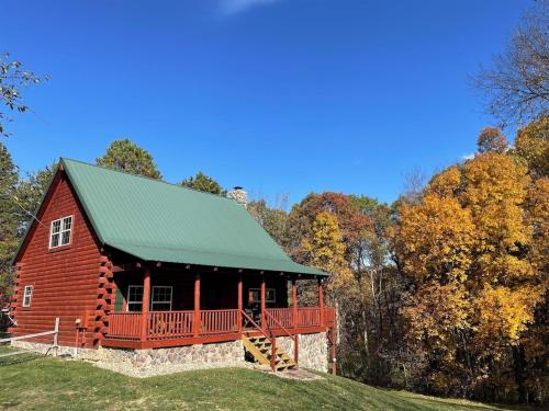 Breath of Heaven Cabin- Hot Tub, Deck, Pond, PETS in New Plymouth (OH)