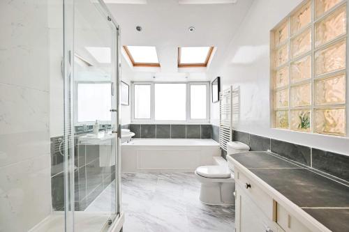 Chelsea Modern - Stylish Hideaway - image 9