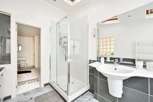 Chelsea Modern - Stylish Hideaway - image 3