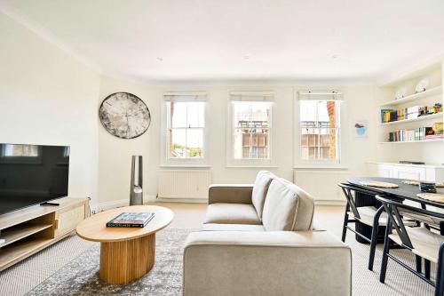 Chelsea Chic, Quiet, Light Filled, Upscale, London