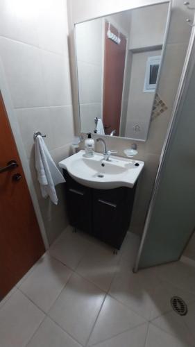Ducha, גאון מול המדבר in Arad
