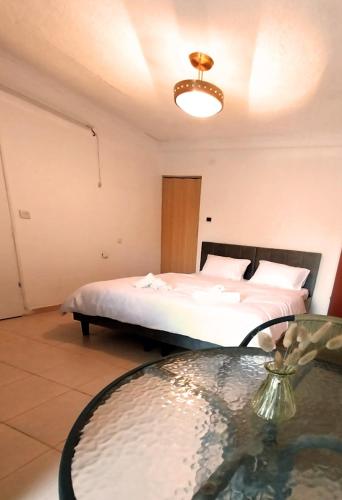 גאון מול המדבר in Arad