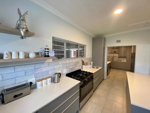 Cuina, In Harmony - Pet Friendly Modern Beach House in Jeffreys Bay