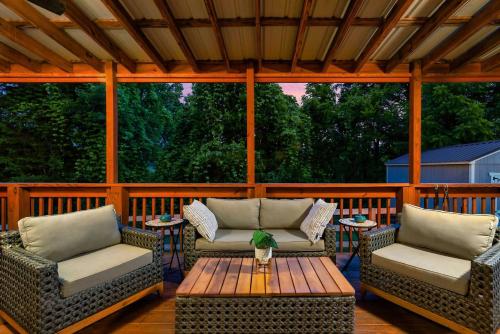 Hillside Haven in Kodak, USA