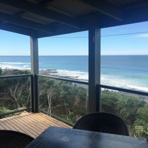 Points South By The Sea Located in Lorne, Points South By The Sea is a perfect starting point from which to explore Great Ocean Road - Lorne. Featuring a satisfying list of amenities, guests will find their stay at the prope