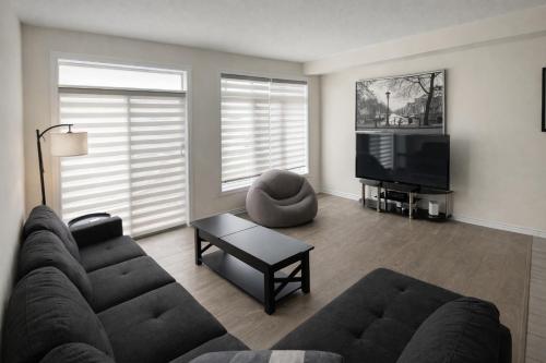 Közös társalgó / TV, Cozy Modern 2 Bedroom Smart Townhome in Innisfil with Free Parking, Full Kitchen and Laundry - Steps in Innisfil (ON)