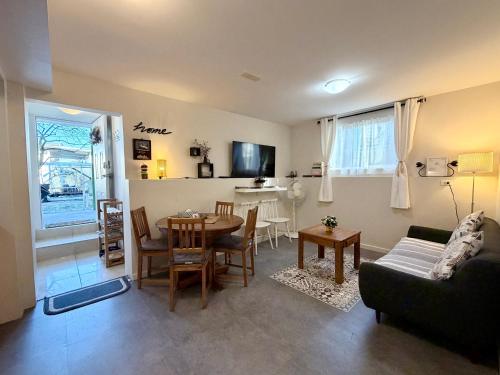2BR 1BA Garden View Guest Suite - King-size Bed - Free Parking in Vancouver, Canada