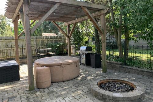 . "Madison Manor I" by the River, Hot Tub, Downtown