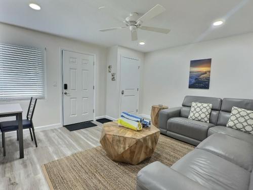 Beachside Vacation Rental Condo on Siesta Key with Pool Access - image 5